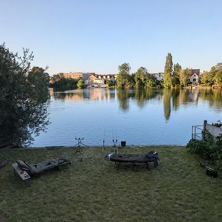 Au Bord D'un *
